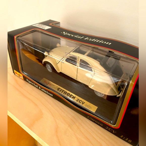 Collectible Car - Maisto Special Edition 1952 Citroen 2CV Cream 1:18 Scale New - Picture 3 of 3